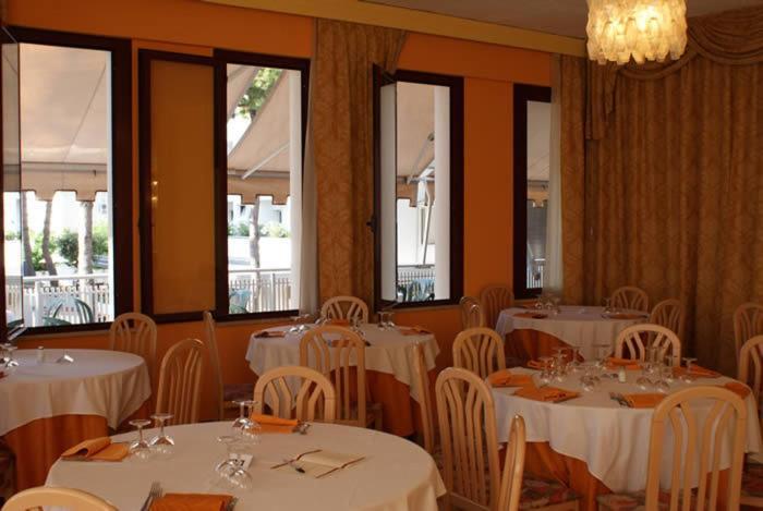 Hotel Corona Milano Marittima Esterno foto